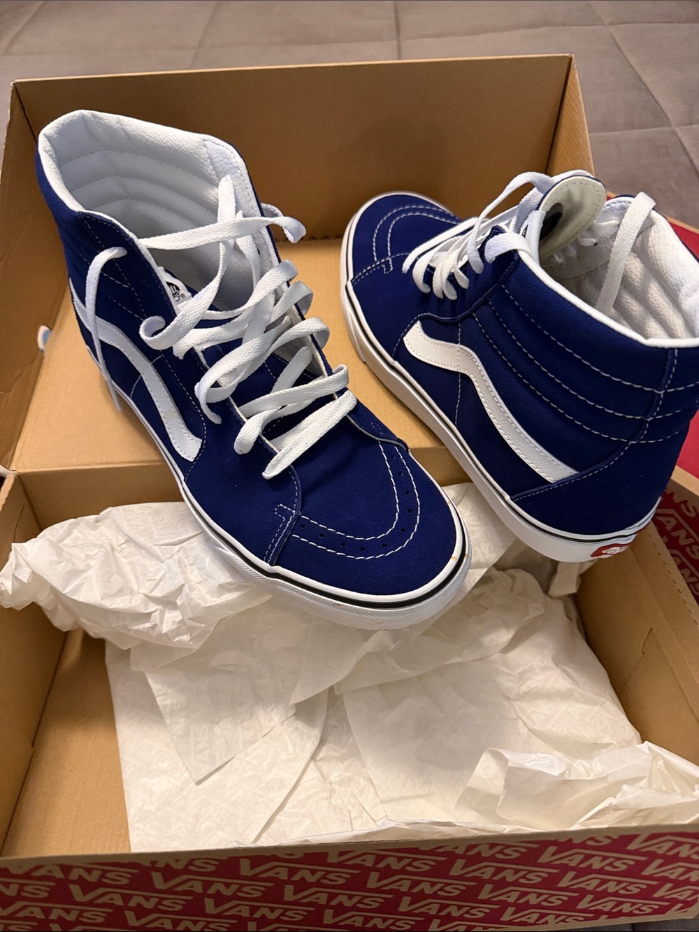 Striking NEW IN BOX VANS men’s 10.5 High-Top Sneakers in Navy and White